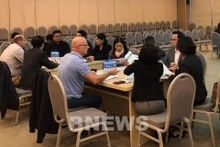 双方企业代表交换信息。