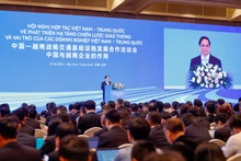 越南政府总理范明正和中国国务院副总理张国清出席越中战略交通发展合作洽谈会。