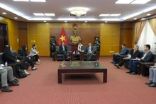 越南工贸部副部长杜胜海会见谷歌集团全球采购高级总监达伦·沃德。