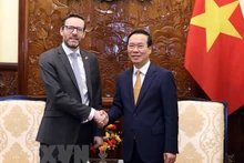 越南国家主席武文赏与英国驻越大使伊恩·弗鲁。