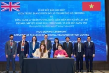 英国驻胡志明市总领事馆与胡志明市数字化转型中心签署了科技与创新领域的合作备忘录。