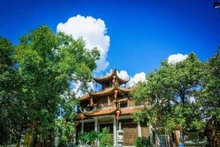 蓝天下的城寺显得绝美。其建筑形制为“内工外国”。