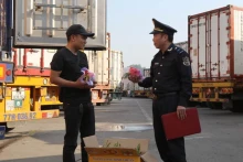 附图：新清口岸海关力量检查出口商品。