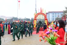 全国各地举行新兵入伍欢送仪式 成千上万新兵满腔热血奔赴军营。（图片来源：人民军队报）