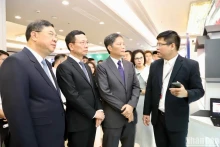 越共中央政治局委员、中央经济部部长陈俊英，越共中央委员、通信传媒部部长阮孟雄和南定省委书记范家宿参观各展位。