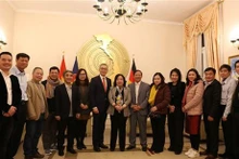 越南驻德国大使武光明与富安省代表团合影留念。（图片来源：越通社）
