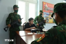 越南西宁省职能部队逮捕携带毒品非法入境越南的一名外国人。（图片来源：越通社）