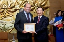 劳迪奥·德·内格里在担任智利驻越南特命全权大使期间，获得越南友好组织联合会领导人授予“致力于各民族和平友谊”纪念章。（图片来源：越通社）