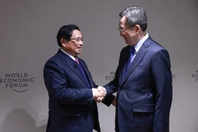 越南政府总理范明正会见中国国务院副总理丁薛祥。（图片来源：VGP）