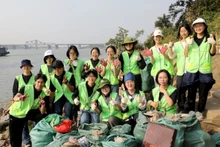 越南保洁队的青年志愿者在章阳桥下区域完成垃圾收拾战役。