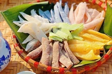 附图：不少年轻人走进厨房亲手制作蜜饯。