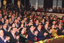 越共中央前总书记农德孟、国会主席王廷惠、党和国家领导及前领导一同出席。