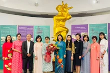 日本首相石破茂夫人石破佳子和越南妇女联合会主席及越南妇女博物馆代表合影。