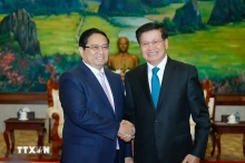 越南政府总理范明正会见老挝人民革命党中央总书记、国家主席通伦·西苏里。（图片来源：越通社）