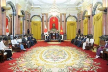 越南国家主席武文赏会见日本参议院议长尾辻秀久。