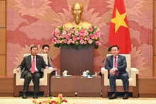 越南国会主席王廷惠会见老挝国会副主席坎百·丹拉。（维玲 摄）