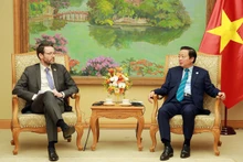 政府副总理陈红河会见英国驻越南大使伊恩·弗鲁。