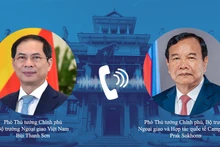 越南政府副总理兼外交部长裴青山与柬埔寨副首相兼外交与国际合作部大臣布拉索昆通电话。（图片来源：外交部）