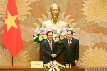 越南国会主席陈青敏和三星（越南）综合体领导。