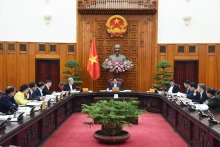 政府总理范明正主持召开政府落实第18号决议指导委员会第二次会议。（陈海 摄）