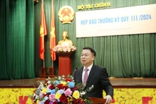 越南财政部副部长阮德芝在例行记者会上发表讲话。（图片来源：VGP）