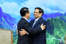 越南政府总理范明正欢迎老挝政府副总理兼外交部长沙伦塞·贡马西。