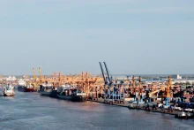 附图：海防市廷武港的进出口活动。