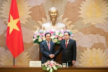 国会主席陈青敏会见三星（越南）综合体领导。
