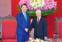 越共中央总书记阮富仲会见韩国总统尹锡悦。