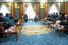越南国会副主席阮克定率越南国会高级代表团在文莱王宫会见文莱国王哈吉·哈桑纳尔·博尔基亚。（图片来源：越通社）