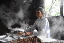 粹栾米皮制作艺人邓氏粹峰。（英桃 摄）