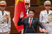 越南社会主义共和国主席梁强宣誓就职。