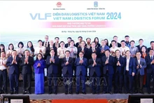 与会代表合影。（图片来源：越通社）
