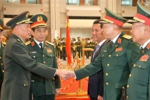 中共中央政治局委员、中共中央军事委员会副主席何卫东上将在首都北京中国国防部总部举行仪式，欢迎越共中央政治局委员、中央军委副书记、国防部部长潘文江大将一行对中国进行正式访问。（图片来源：越通社）