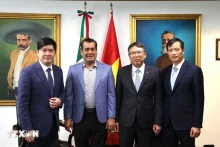 越南驻墨西哥大使阮文海和墨西哥众议院议长古铁雷斯（Sergio Gutiérrez Luna）合影。（图片来源：越通社）