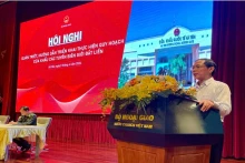裴青山部长在会上发表讲话。