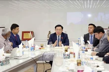 越南国会主席王廷惠造访孟加拉国贝辛科集团。（图片来源：越通社）