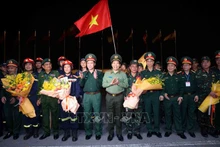 4月8日晚，越南人民军赴缅甸参加地震救灾工作的救援队从仰光安全返回河内。越共中央委员、国防部副部长武海产上将，越南人民军副总参谋长阮仲平中将和国防部各机关单位领导代表在内排机场迎接越南救援队。（图片来源：越通社）