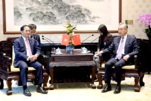 越南外交部部长裴青山会见中国外交部部长王毅。