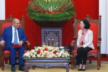 越共中央政治局委员、中央书记处常务书记、中央组织部部长张氏梅会见了新阿塞拜疆党副主席兼中央办公厅主任塔希尔·布达戈夫。
