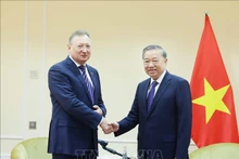苏林总书记在会见俄罗斯国有扎鲁别日石油公司总经理库德里亚绍夫·谢尔盖·伊万诺维奇。（图片来源：越通社）