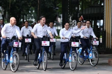 越南政府总理范明正与荷兰首相马克·吕特骑自行车漫游河内。