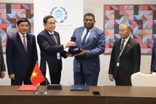 越南国会常务副主席陈青敏会见各国议会联盟秘书长马丁·琼贡。（图片来源：越通社）