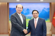 越南政府总理范明正（右）和国际海事组织秘书长林基泽。