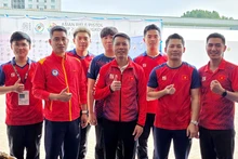 陈国强教练和越南射击队成员。