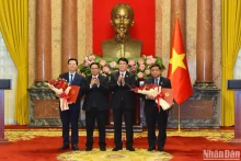 国家主席梁强和政府总理范明正向2位副总理颁发任命书。