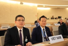 越南常驻联合国代表团团长、特命全权大使梅潘勇（左一）。（图片来源：越通社）