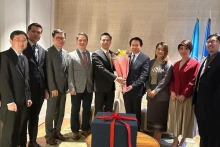 越南常驻联合国代表团向老挝常驻联合国代表团致传统新年祝福。