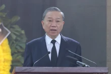越共中央政治局委员、国家主席、治丧委员会主任苏林在追悼会上致悼词。