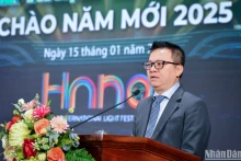 越共中央委员、越南《人民报》社总编辑、中央宣教部副部长、越南新闻工作者协会主席黎国明在活动上发表讲话。